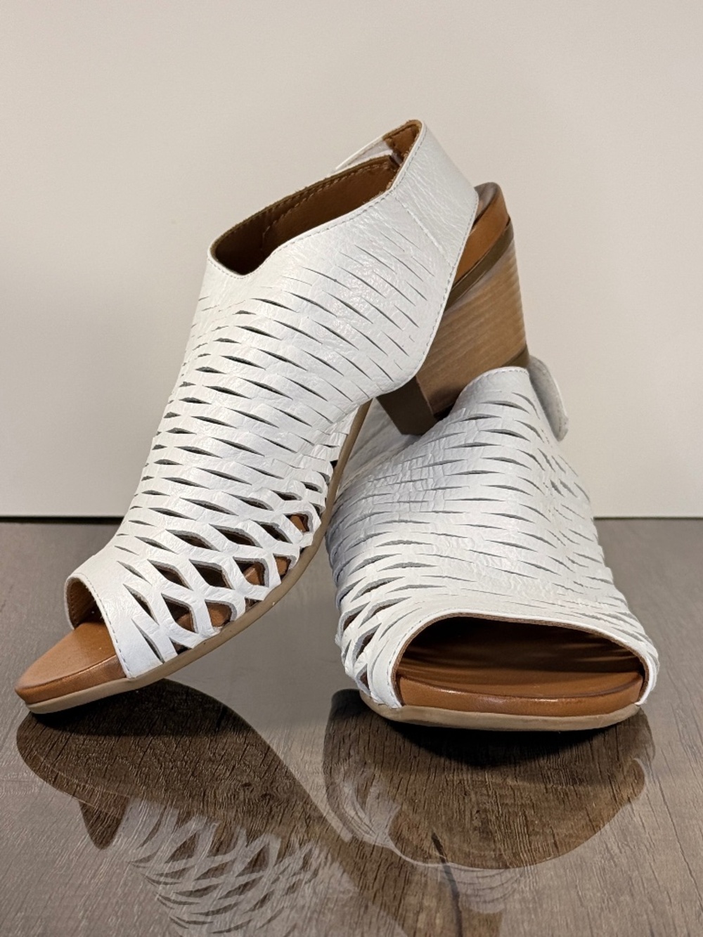 Bueno White Leather Cutout Slide Sandals Size 36 EU / 6 US